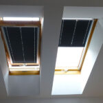 Černá látková plisé roleta do střešního okna