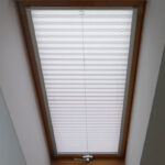 Bílá látková plisé roleta do střešního okna