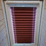 Látková plisé roleta do střešního okna v bordó barvě